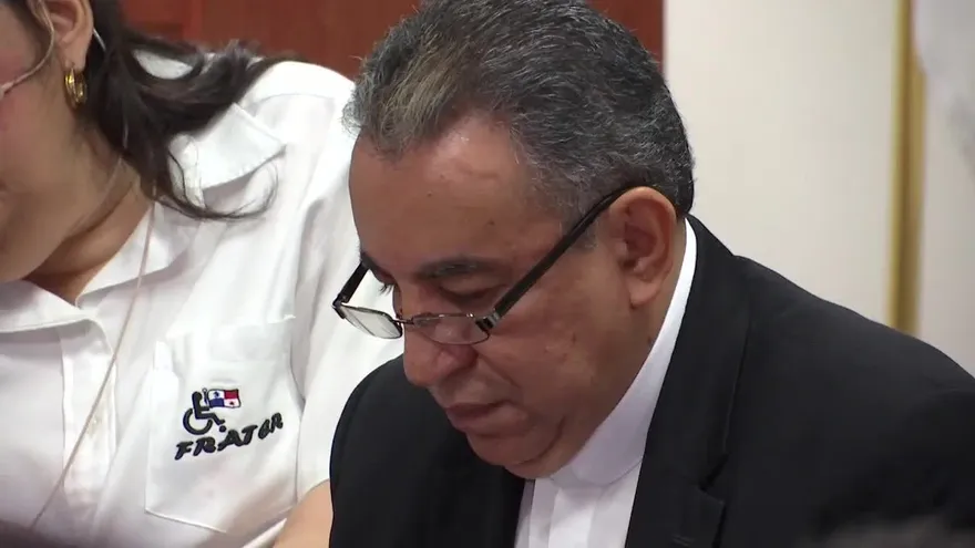 Monseñor Ulloa reacciona a fotos de Katleen Levy