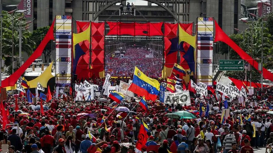 Maduro pide cambiar la Constitución y oposición llama a rebelión contra golpe