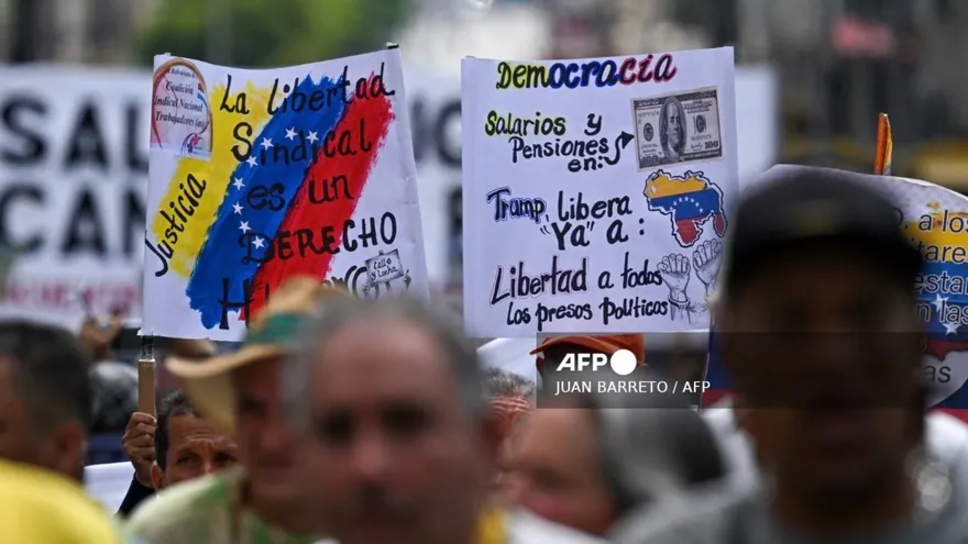 Reclaman aumento salarial en Venezuela bajo fuerte vigilancia policial