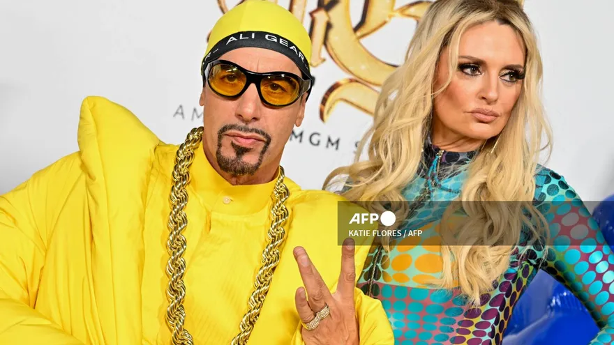 El actor y comediante inglés Sacha Baron Cohen, vestido como su personaje ficticio satírico Ali G, y la comediante australiana Morgana Robinson
