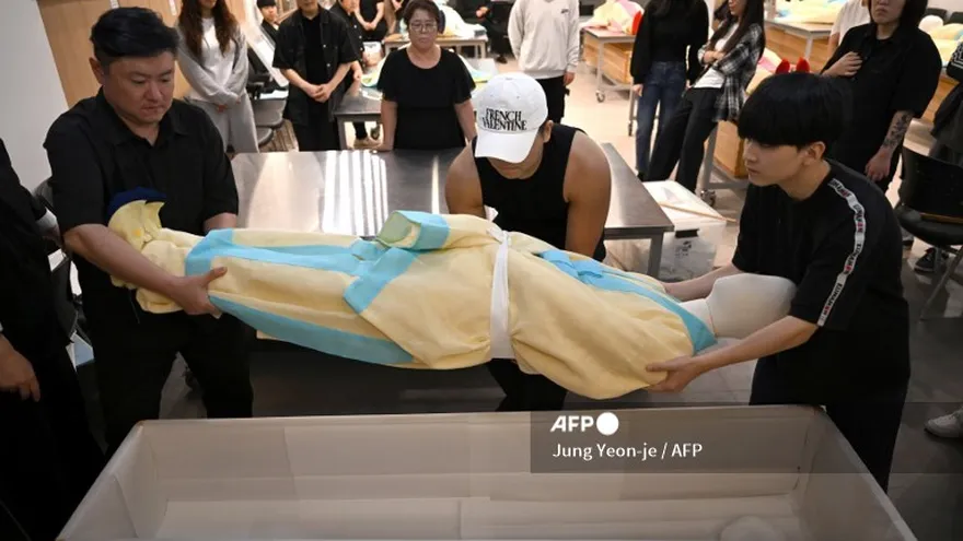Estudiantes practican la puesta en ataúd en un aula de Busan.
