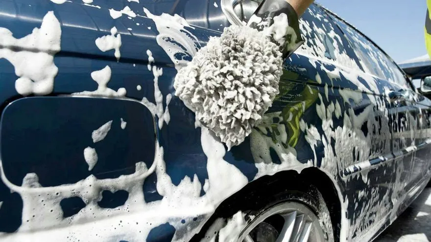 Lava autos deberán reciclar agua y enfrentarán multas si incumplen, según propuesta de ley