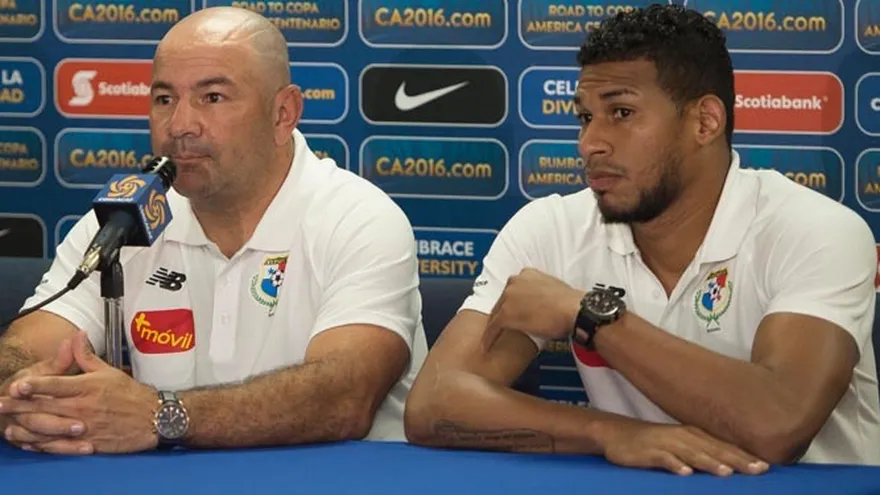 José Calderón (der.), junto a Edgar Carvajal, asistente técnico de la Sele.