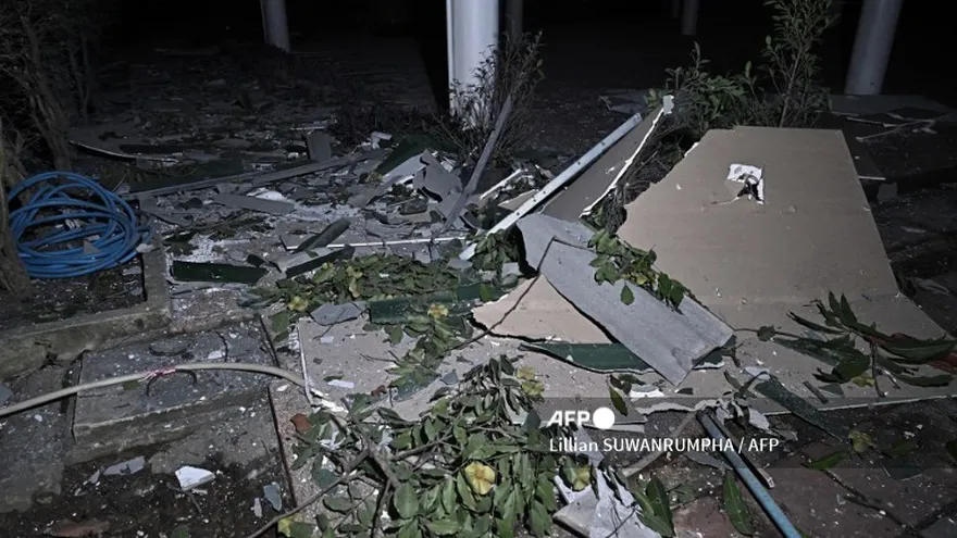 Se muestran escombros en el suelo del Hospital Phanom Dong Rak, que sufrió daños tras ser alcanzado por la artillería camboyana, en la provincia fronteriza tailandesa de Surin, el 24 de julio de 2025.