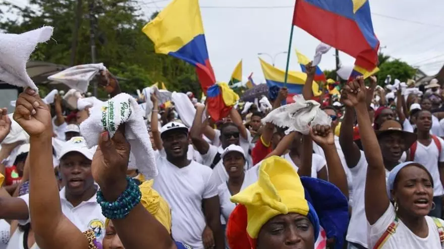 Manifestantes gritan consignas pidiendo derechos básicos como acceso a la salud, educación, caminos y agua en este sexto día de  protesta en  Buenaventura, Colombia.
