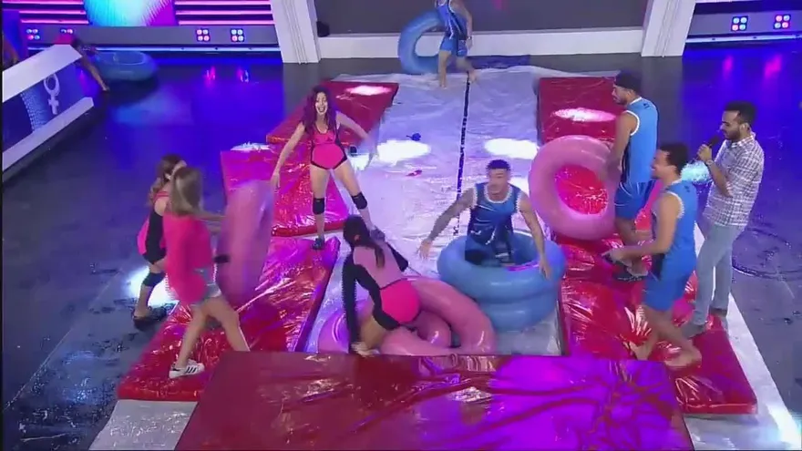 ¡Tremendo relajo se armó en circuito resbaloso entre guerreros y guerreras!