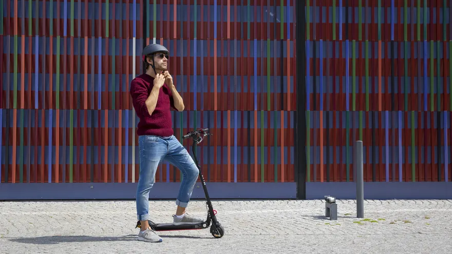 Usuario de scooter con casco.