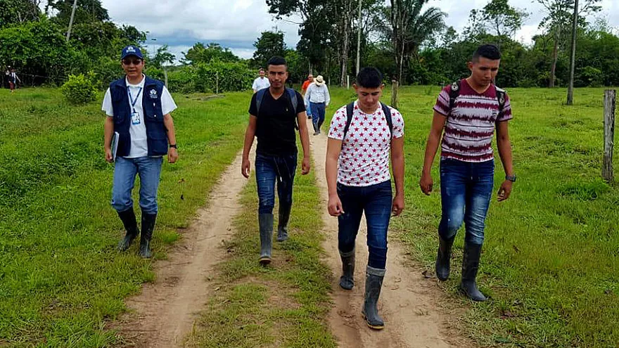 Fotografía cedida por la Defensoría del Pueblo, de los tres militares colombianos liberados por el ELN hoy, 5 de septiembre de 2018, en Arauca (Colombia)