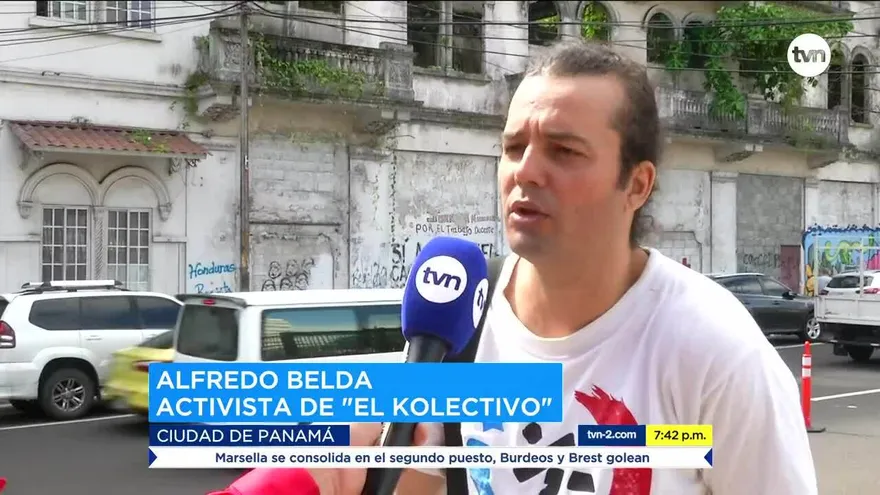 Detienen a Manuel Belda cuando pintaba un mural frente a la Asamblea Nacional