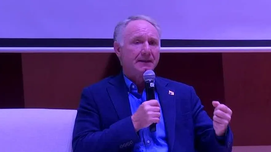 Dan Brown, autor del Código Da Vinci, llega a Panamá por obra infantil