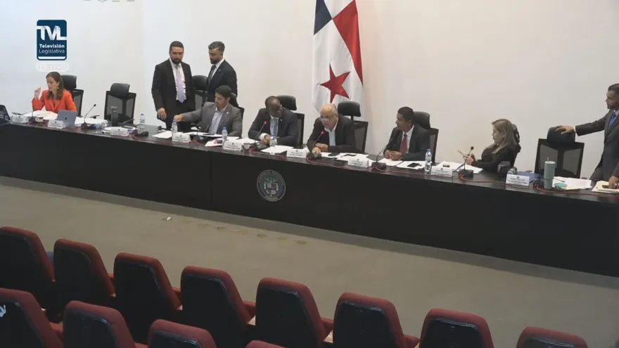 La Comisión de Gobierno en pleno aprobó una lista de siete candidatos a defensor del Puebo.