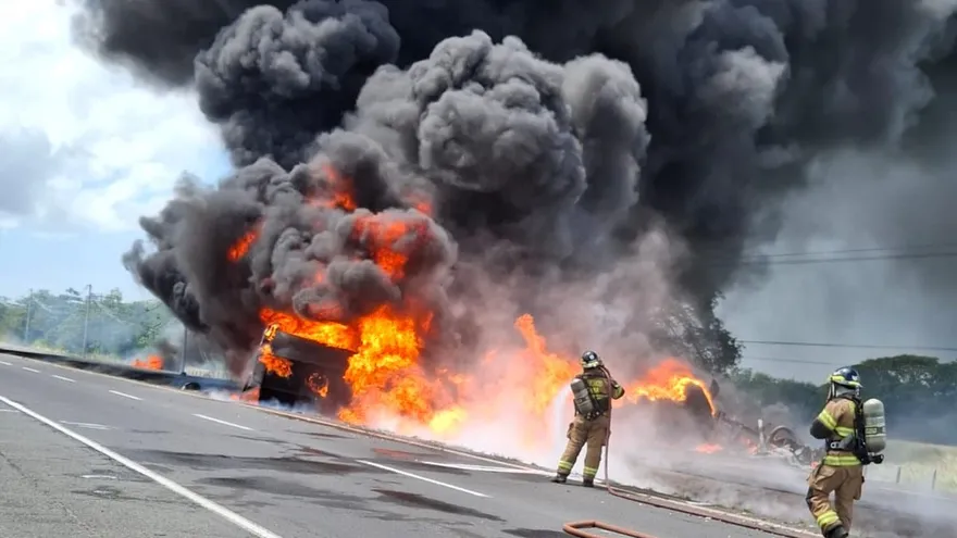 Incendio en la via Interamericana en Antón.