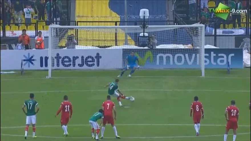 Jaime Penedo detiene penal al "Chicharito" Hern