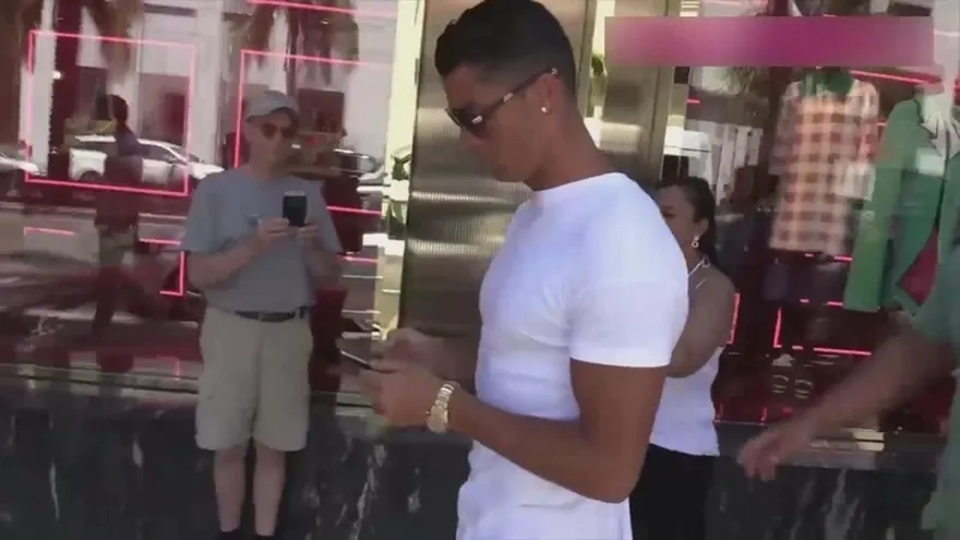 Cristiano Ronaldo empujó a fanático por una foto