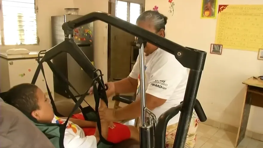 Fundación Ayoudas y TVN Noticias brindan apoyo a un joven en Coclé