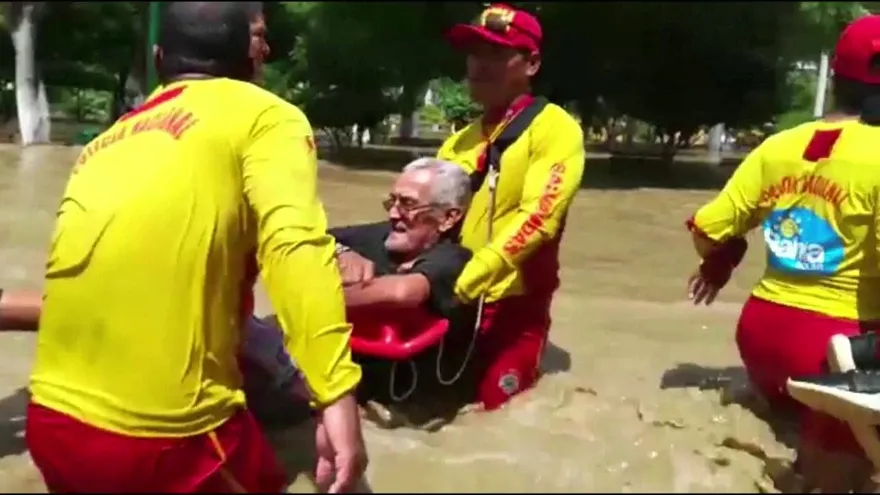 Salvavidas al rescate en calles inundadas al norte de Perú