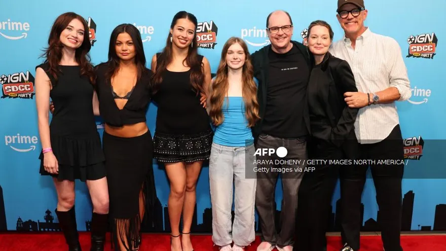 Alison Thornton, Siena Agudong, Amber Midthunder, Summer H. Howell (centro, vestida de top celeste y jeans), Mike Flanagan, Samantha Sloyan and Matthew Lillard