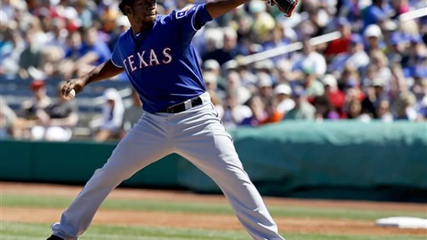 Féliz deja montículo debido a rigidez en el hombro de lanzar