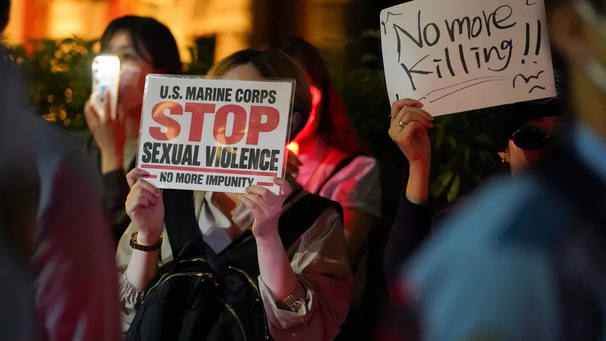 El 6 de octubre de 2026, varias personas protestaron frente a la Embajada de Estados Unidos en Tokio contra el asesinato de una mujer en Okinawa