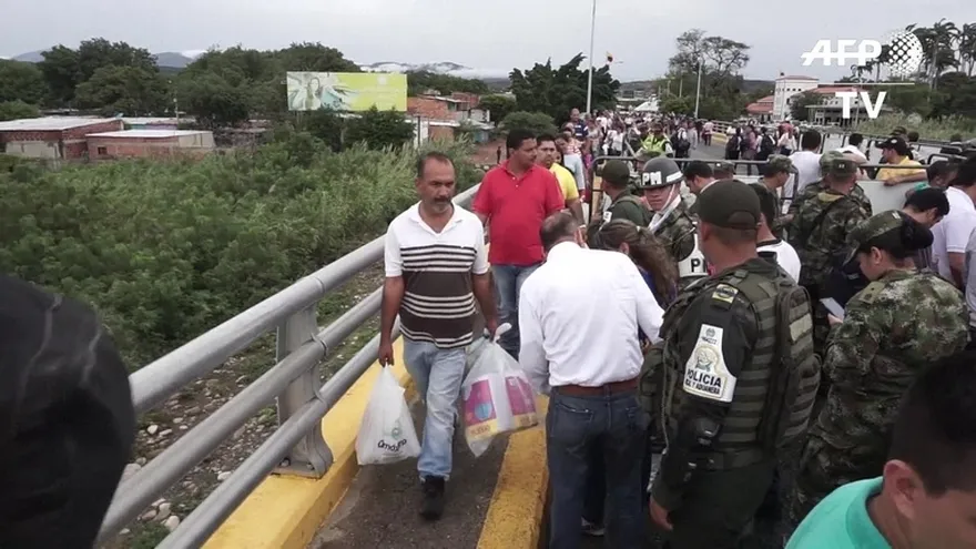 Venezolanos, a Colombia en busca de alimentos y medicinas