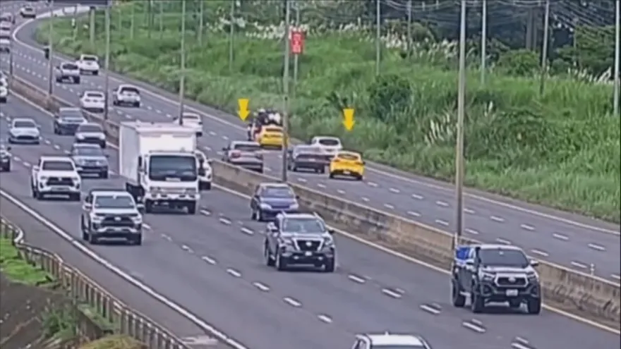 Vehículos en una vía de la capital