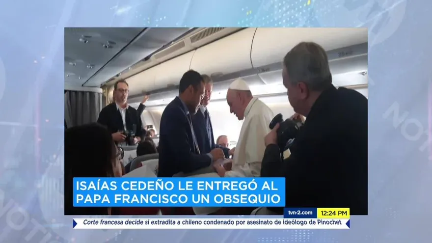 Enviado especial de TVN Noticias entrega regalo al Papa