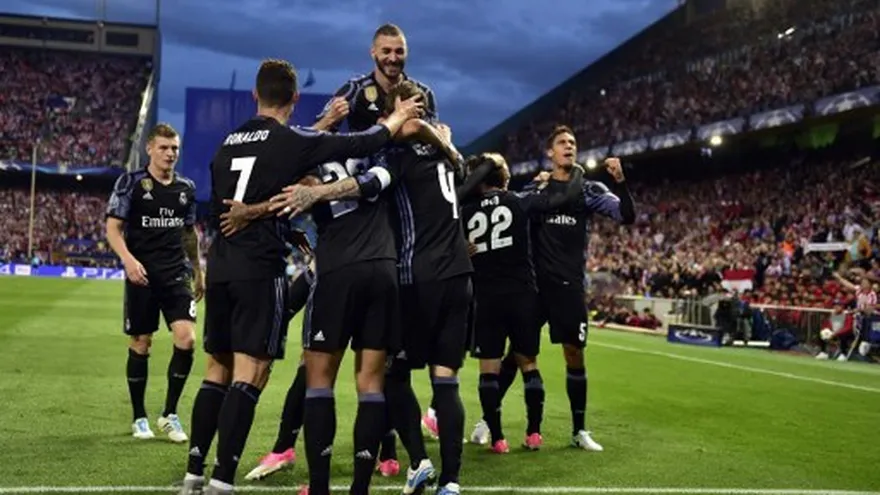 Jugadores del real Madrid celebran el gol de Isco.