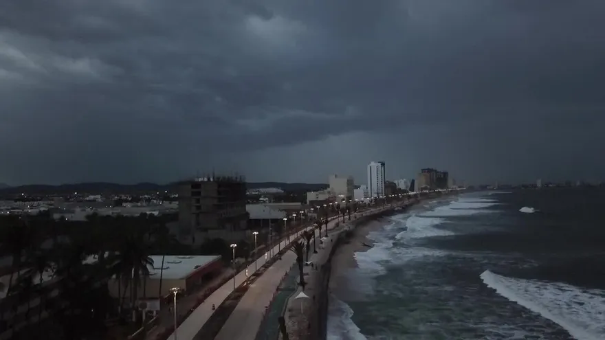 Ojo de huracán Willa llegó a México, miles evacuados a refugios