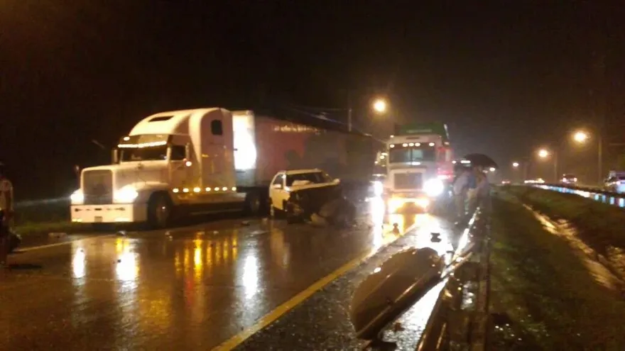 Piedras caen sobre vehículos en Vía Centenario