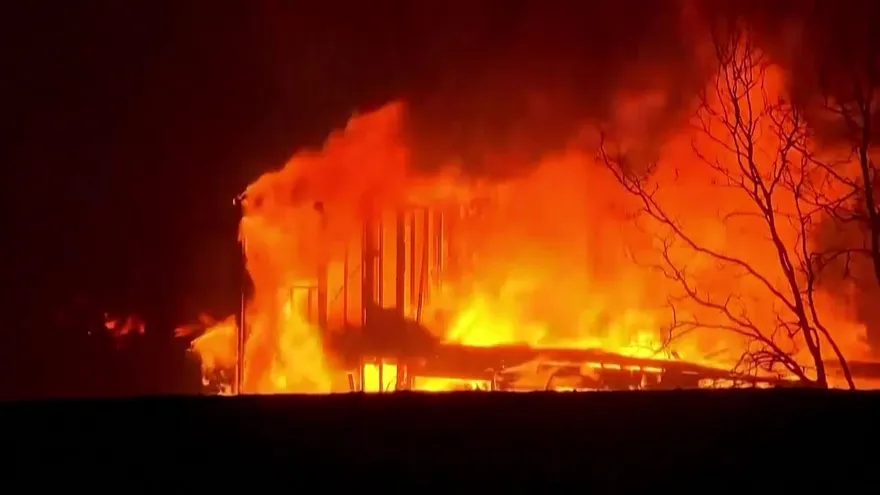 Centenas de hogares potencialmente arrasados por incendio forestal en EEUU