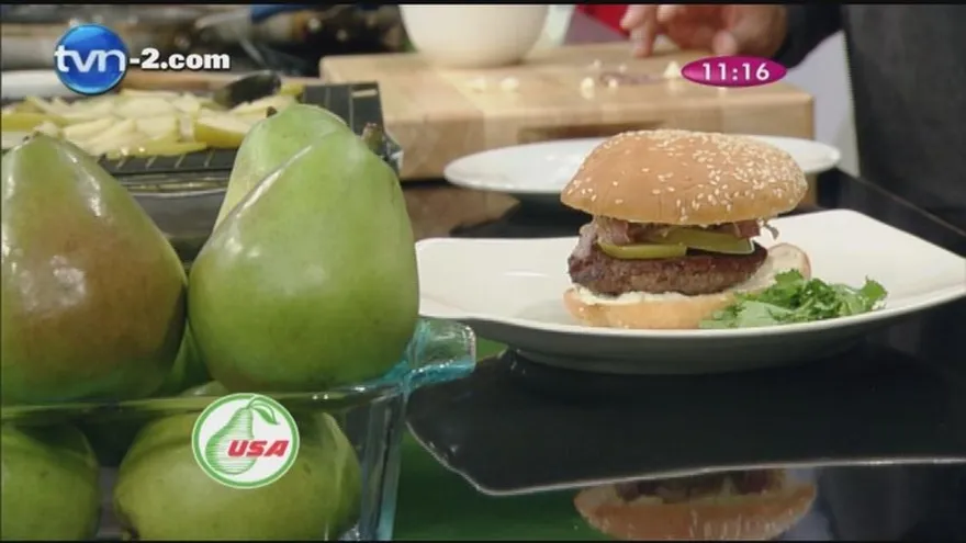 Hamburguesa tipo Fez con peras acaneladas