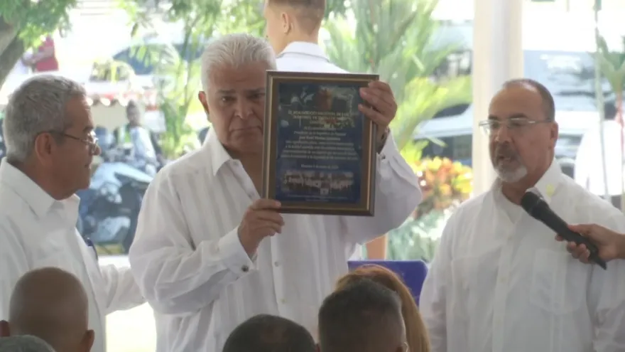 Mulino recibió una placa de reconocimiento por parte del Movimiento de Mártires y Héroes del 9 de enero