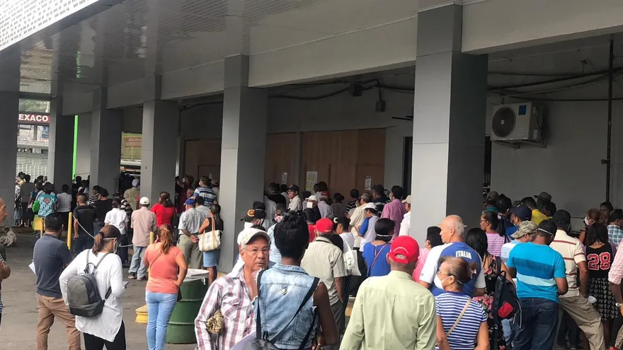 Jubilados realizan  largas filas para lograr cobrar sus pensiones