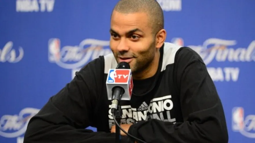 Parker sufre tirón muscular, pero puede jugar