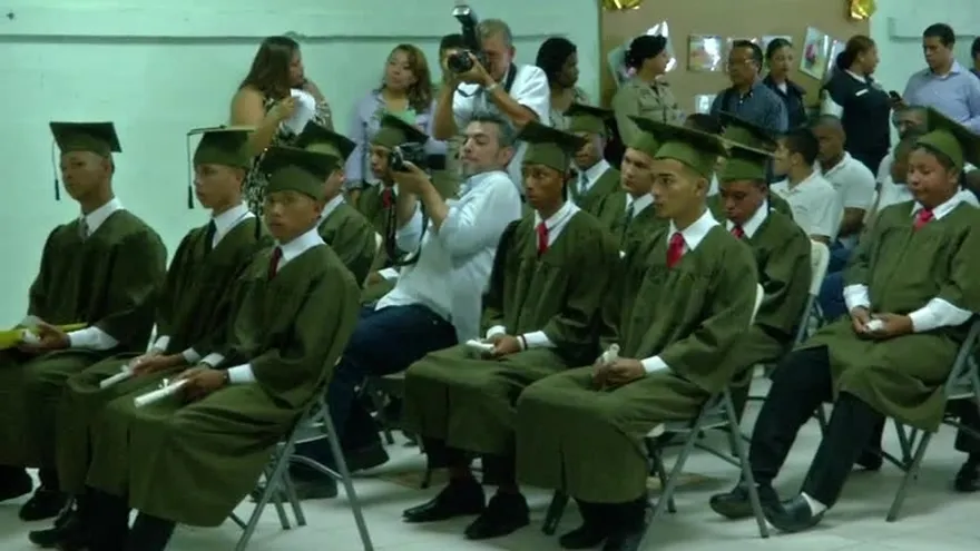 Menores detenidos reciben diploma de graduación