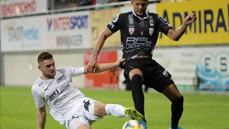 El panameño Andrés Andrade vio acción en la derrota de su club el LASK Linz de Austria
