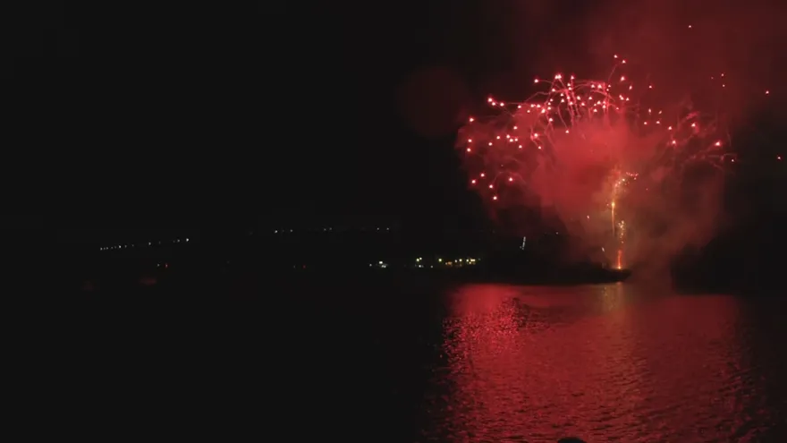 Cohetes artificiales para festejar la iluminación del puente de las Américas