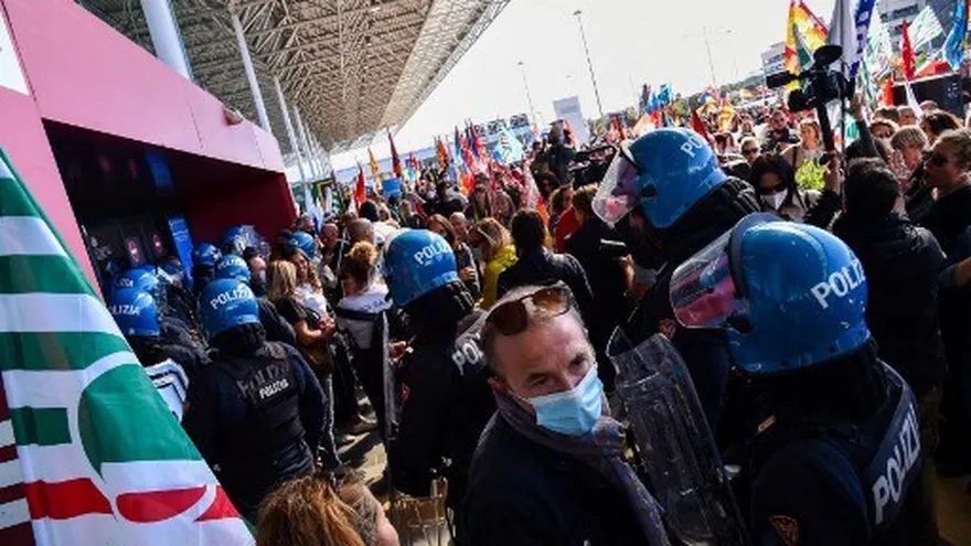 Agentes policiales en medio de las protestas de empleados de líneas aéreas