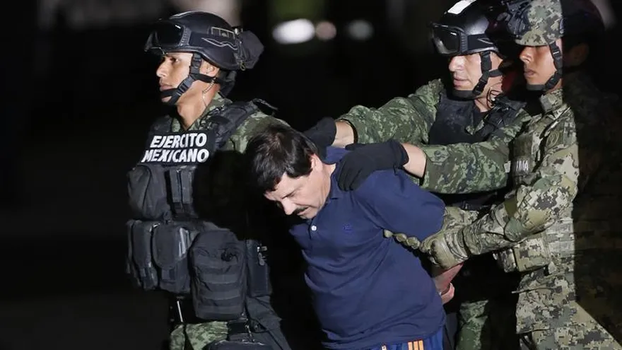 El narcotraficante Joaquín "El Chapo" Guzmán (c) es conducido el pasadp, viernes 8 de enero de 2016, a un helicóptero de la Marina Armada de México.