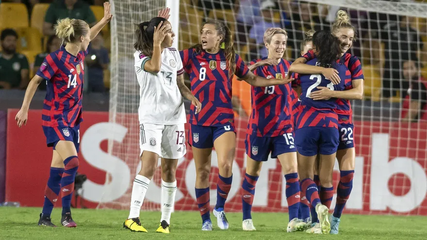 Jugadoras de Estados Unidos celebran durante el partido contra México