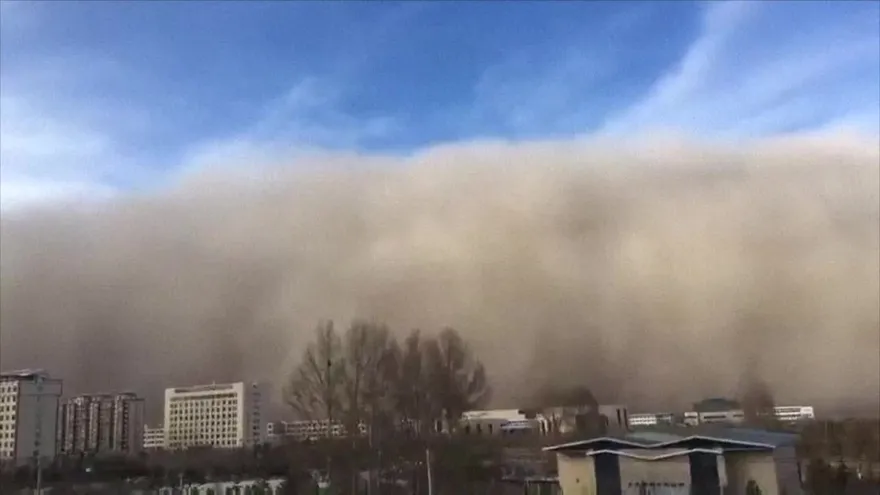 Una violenta tormenta de arena golpea a una ciudad china