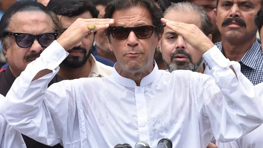 Imran Khan (c), líder del Pakistán Tehreek-i-Insaf (PTI), ofrece un discurso tras emitir su voto en un colegio electoral en Islamabad (Pakistán) hoy, 25 de julio de 2018.