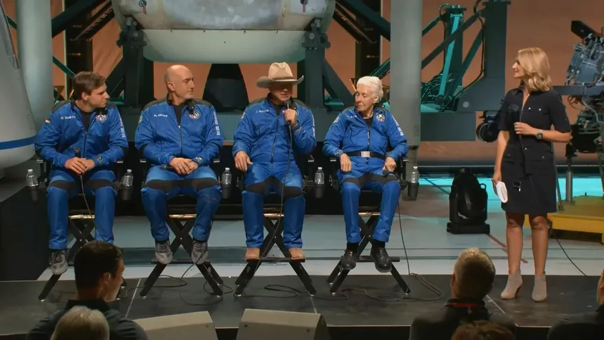 El hombre más rico del mundo, Jeff Bezos, alcanza el espacio