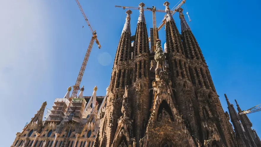Activistas climáticas lanzan pintura sobre la fachada de la Sagrada Familia en Barcelona