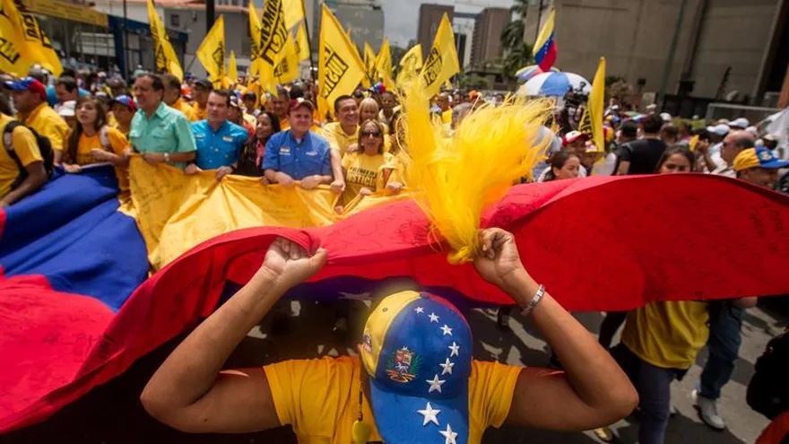 Cientos de personas fueron registradas este sábado durante una manifestación para exigir a las autoridades electorales venezolanas que den celeridad a la solicitud de la activación de un referendo revocatorio en contra del presidente Nicolás Maduro, en Caracas (Venezuela).