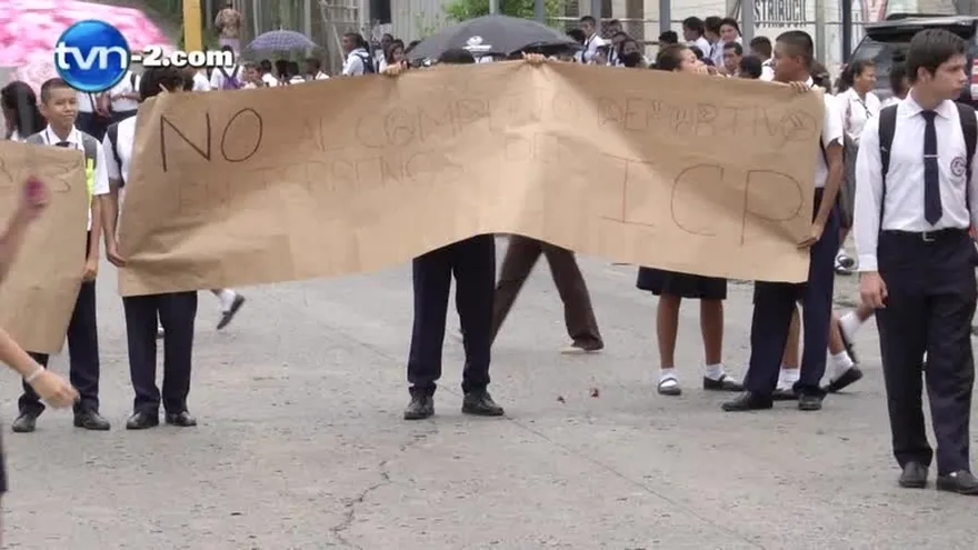 Estudiante del Comercial Panamá protestan frente a corregiduría de Pueblo Nuevo