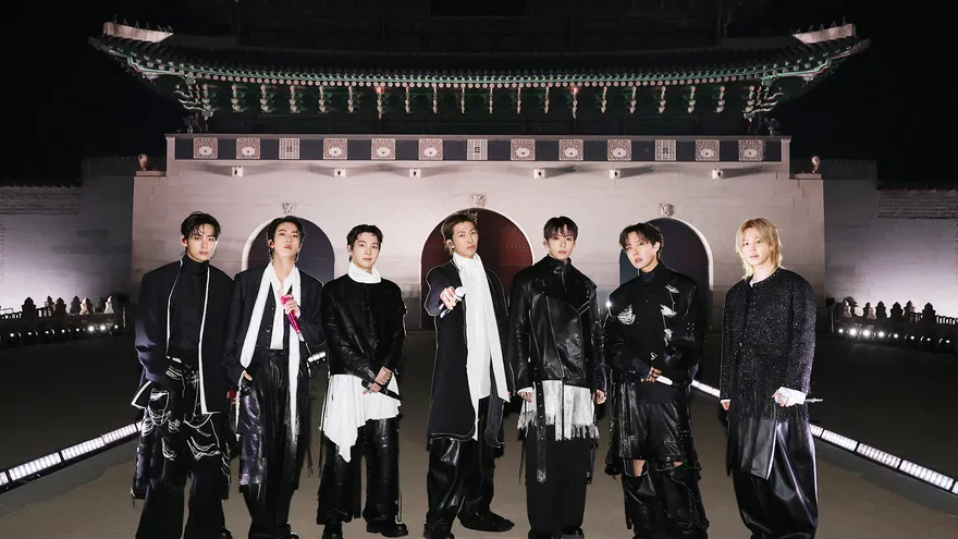 Esta foto, tomada el 21 de marzo de 2026 y proporcionada por BIGHIT MUSIC / Netflix, muestra al grupo de K-pop BTS posando para su concierto en la plaza Gwanghwamun de Seúl.  Las superestrellas surcoreanas BTS se reunieron el 21 de marzo para su primer concierto en casi cuatro años, cautivando a una multitud inmensa en Seúl con un espectáculo de K-pop transmitido en vivo a millones de personas en todo el mundo.