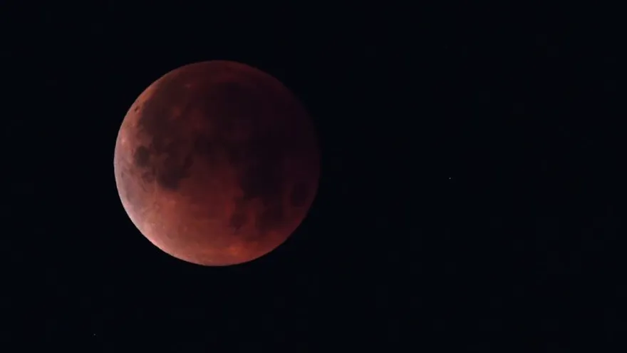 La "luna de sangre" más larga de este siglo coincide con la posición de Marte más cercana a la Tierra en los últimos 15 años, este viernes 27.