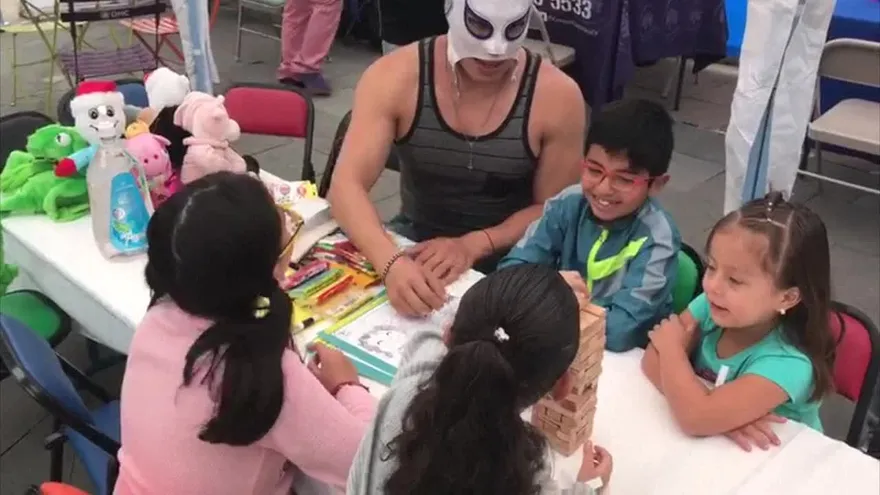 Ciclistas, luchadores y artistas reparten ánimo en México