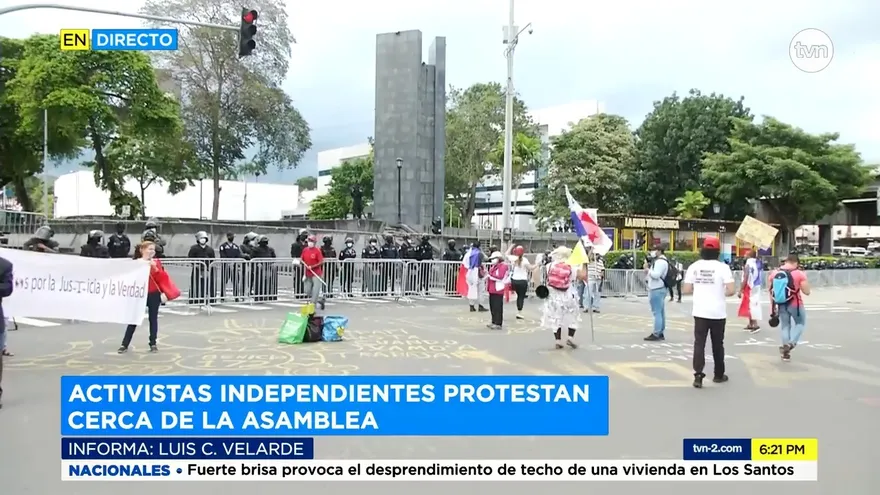 Activistas realizan protesta en la Asamblea Nacional